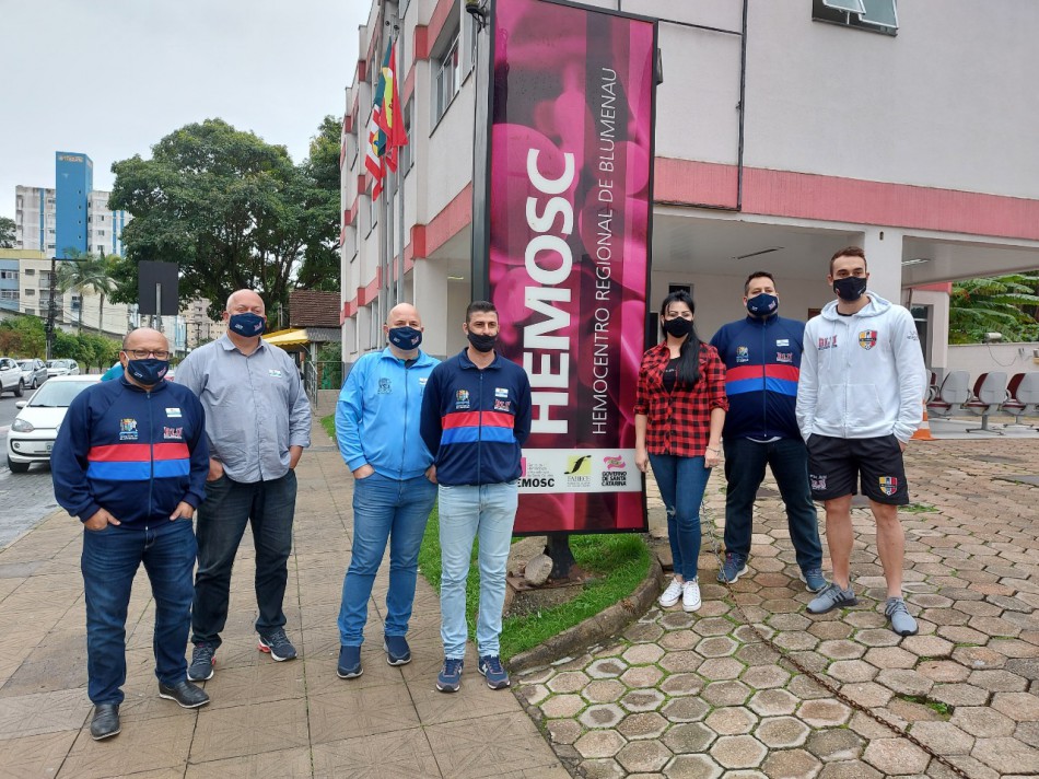 Equipe da Secretaria do Esporte faz doação de sangue para campanha junto ao Hemosc