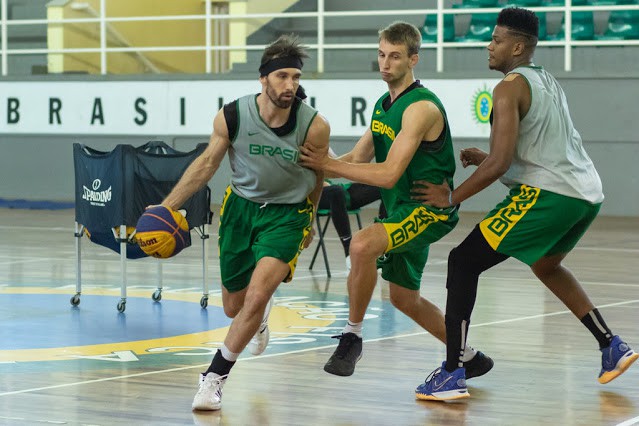 Atleta do basquete de Blumenau disputa Pré-Olímpico 3x3 masculino na Áustria