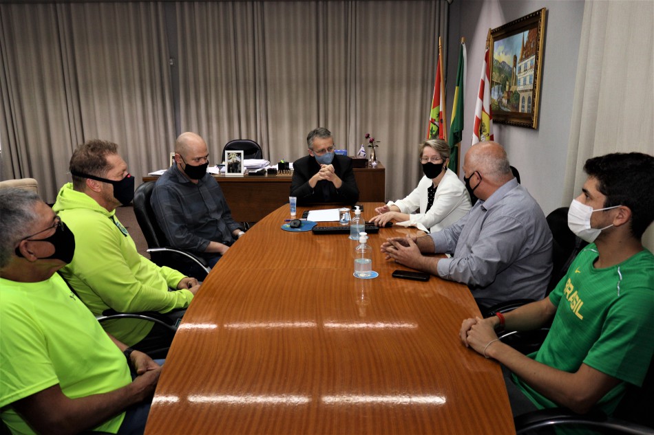 Prefeito recebe preparador físico e atleta de Blumenau que estiveram na Olimpíada de Tóquio