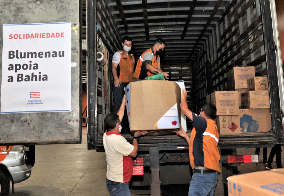 Caminhão rumo a Bahia segue viagem com donativos arrecadados por Blumenau 