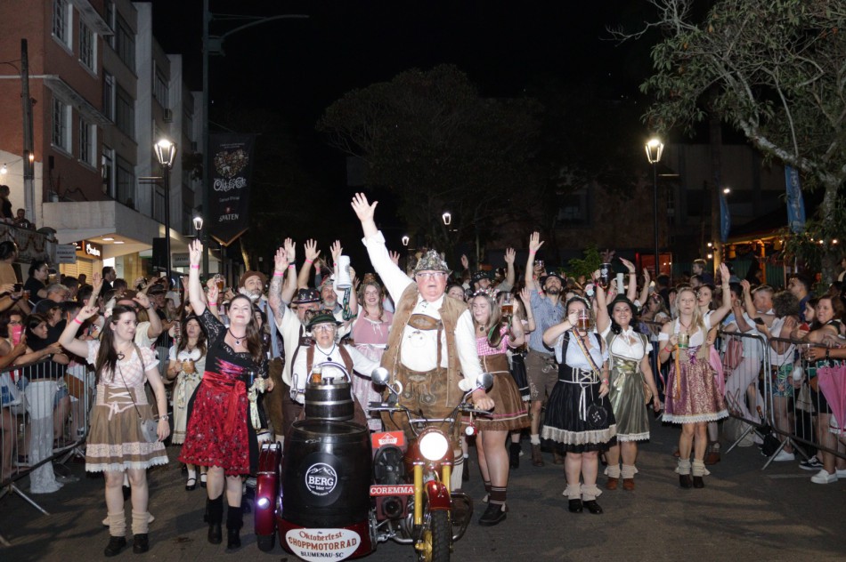 Tradicionais carros alegóricos esbanjam criatividade e marcam estreias nos desfiles da Oktoberfest