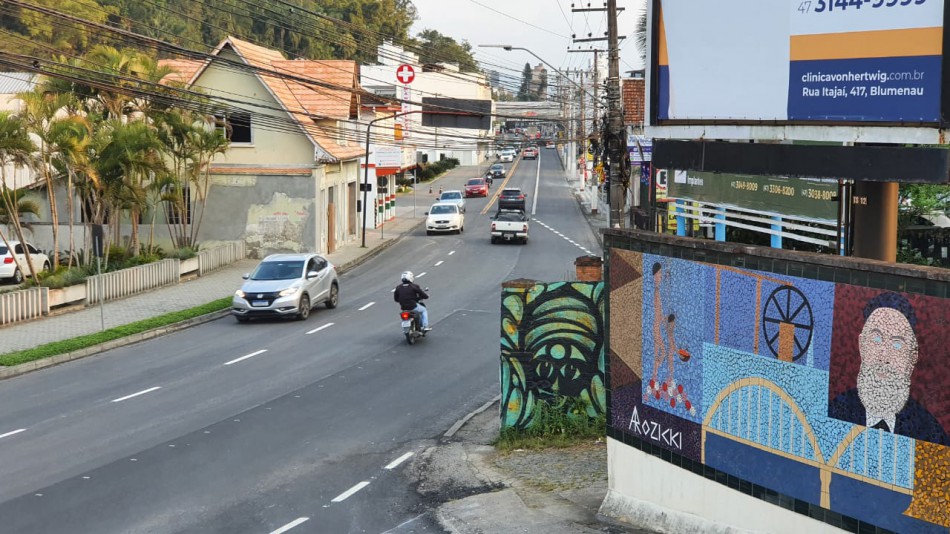 Prefeitura executa sinalização horizontal da Rua Itajaí 