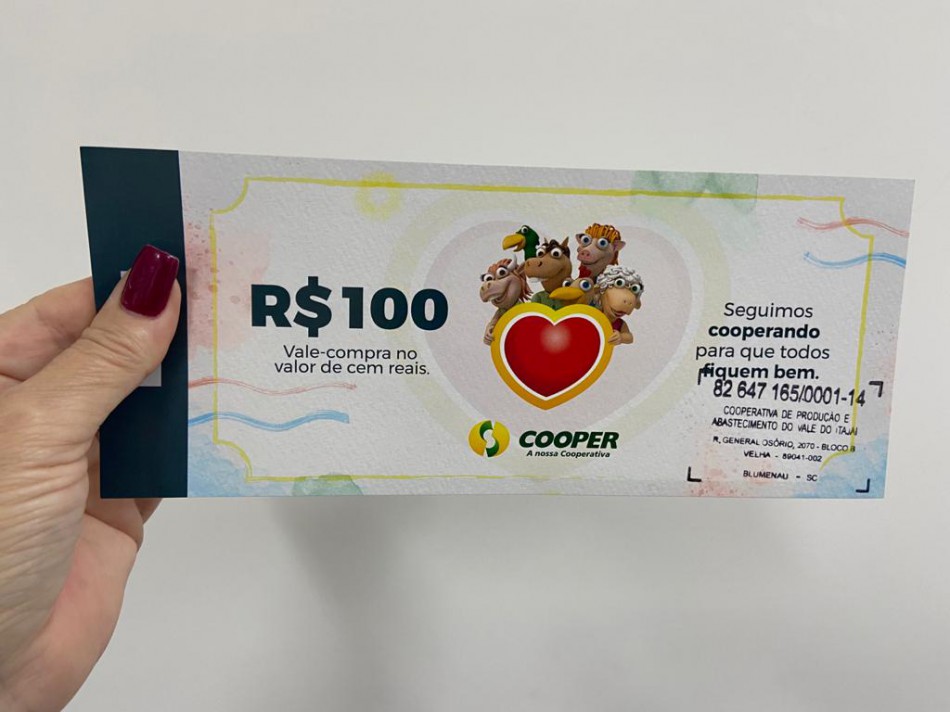 Cooperativa de Blumenau doa vale-compras para famílias em vulnerabilidade social