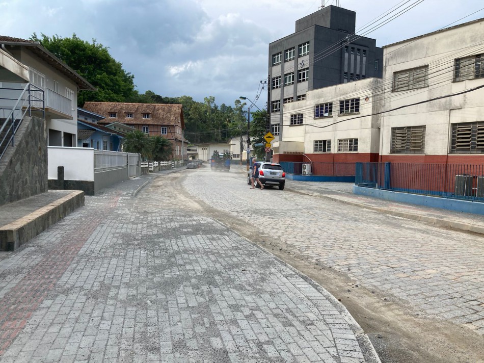 Obras na Rua Henrique Conrad atingem 50% do cronograma
