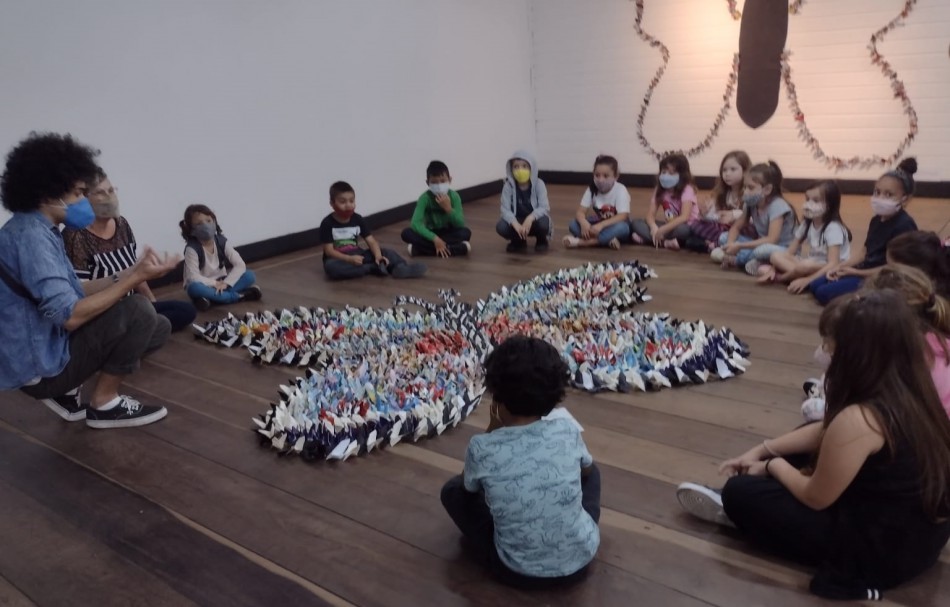 Borboletas encantam crianças no Museu de Arte