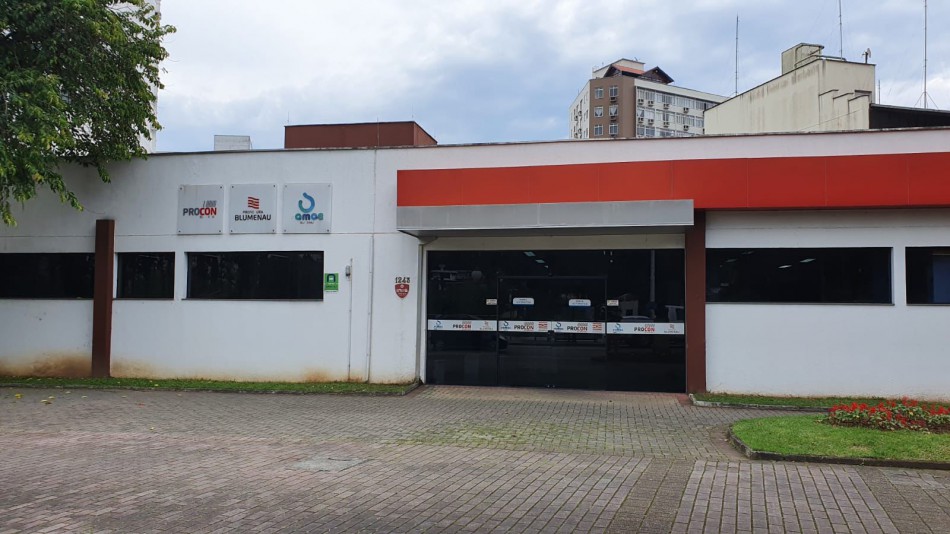 Unidade comercial do Samae, em frente à Prefeitura, passa por higienização contra Covid-19 nesta sexta-feira