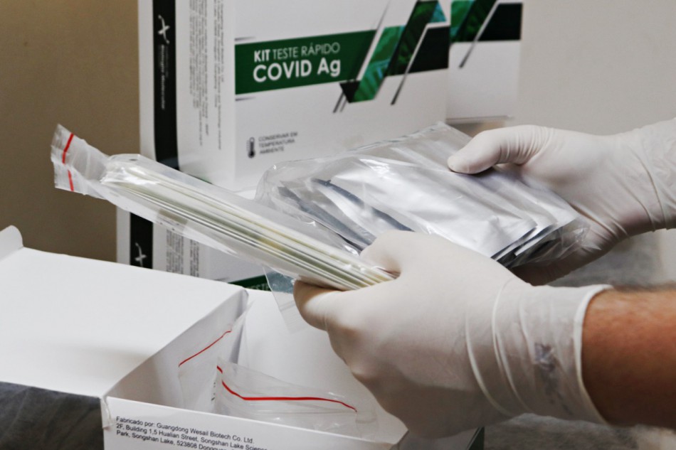 Prefeitura de Blumenau entrega primeiros kits para empresas que farão testagem Covid-19 em colaboradores