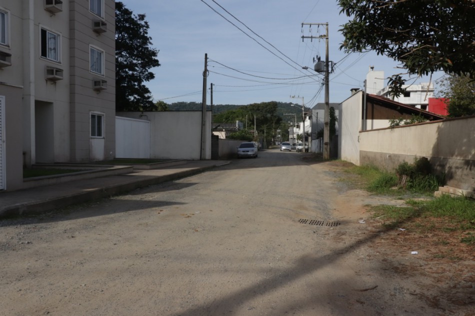Via no bairro Itoupava Central será contemplada com a pavimentação em lajotas
