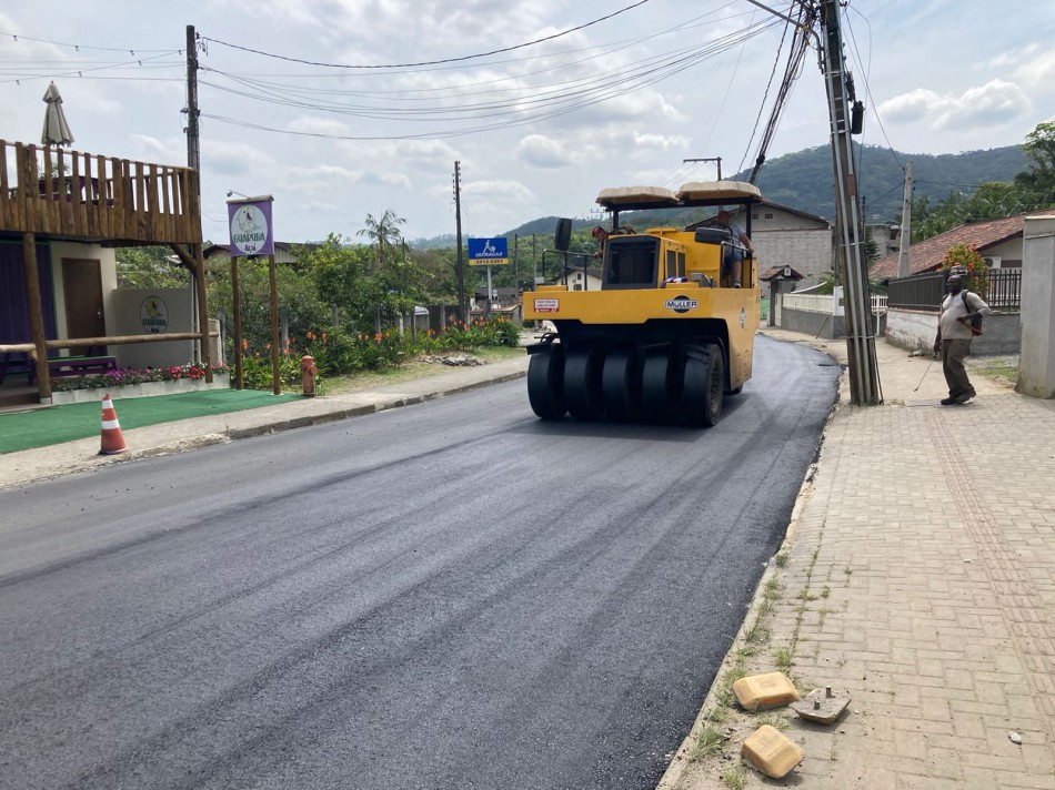 Revitalização da Rua Franz Volles atinge quase 50% de execução 