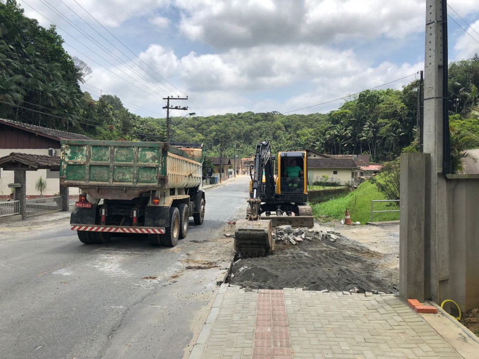 Reurbanização dos passeios da Rua Henrique Conrad é reiniciada  