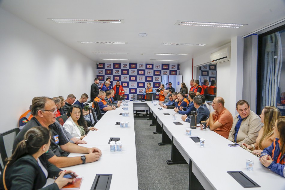 Defesa Civil de Blumenau recebe comitiva de cidades do Rio Grande do Sul