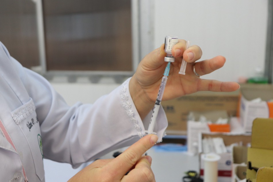 Blumenau recebe lote de 3,7 mil doses da marca Astrazeneca para vacinar pessoas com esquema vacinal em atraso