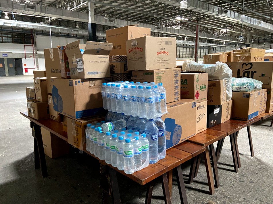 Itens arrecadados em ação humanitária embarcam rumo a Petrópolis nesta quinta-feira