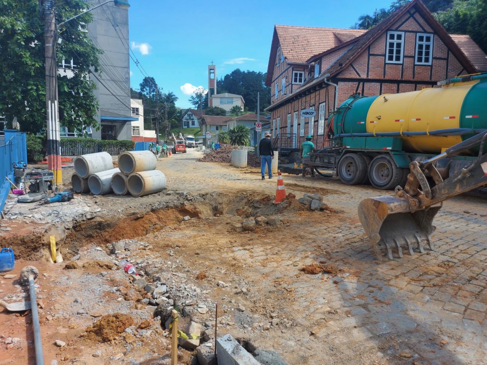 Trecho da Rua Henrique Conrad será interditado novamente para obras de reurbanização nesta terça-feira, dia 1º fevereiro