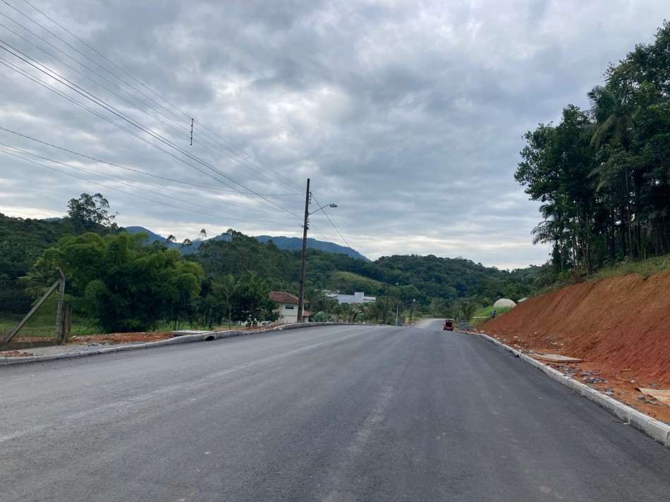 Prefeitura implanta travessia de drenagem na Rua Carlos Krueger 