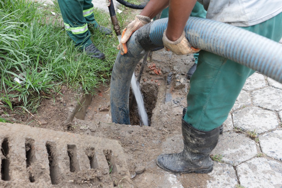 Seurb realiza limpeza de caixas coletoras na Floriano Peixoto