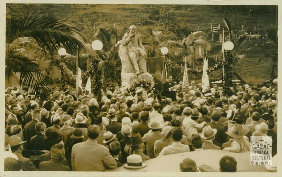 Memória Digital: Monumento Fritz Müller