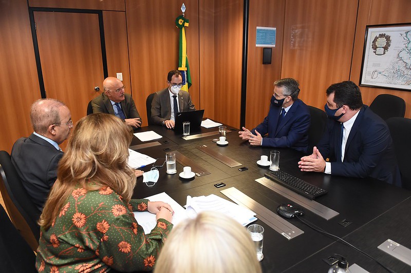 Prefeito Mário Hildebrandt e comissão participam de reunião que define avanços para federalização da Furb