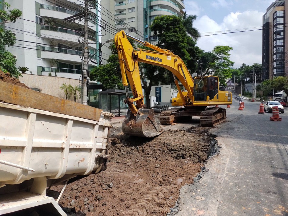 Município reforça o solo antes de pavimentar Alameda Rio Branco