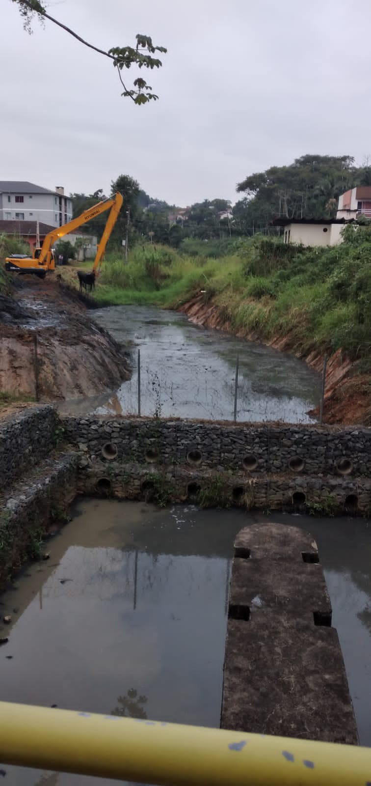 Município realiza trabalho de desassoreamento nas imediações do Dique da Santa Efigênia 