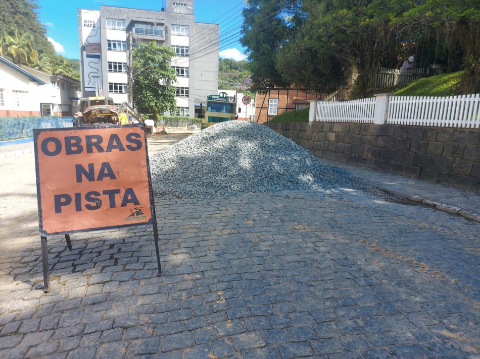Interdição de parte da Rua Henrique Conrad segue até quinta-feira, dia 3