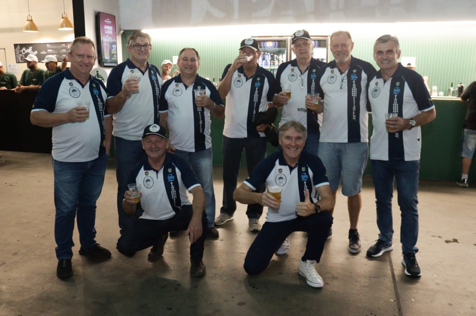 Grupos de Stammtisch se reúnem durante a Oktoberfest 