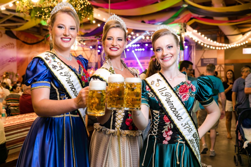 Aberta votação para a escolha do traje oficial da Realeza da 37ª Oktoberfest Blumenau