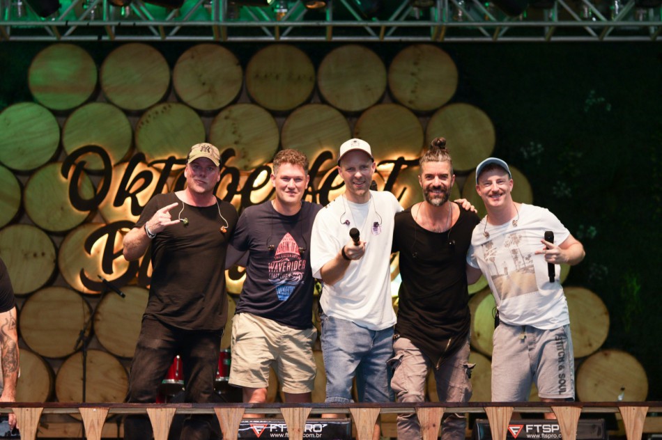 Banda alemã VoxxClub chega a Blumenau para agitar a Oktoberfest