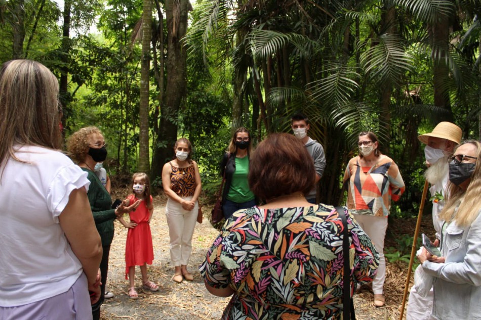 MAB recebe alunos premiados em concurso da agenda escolar