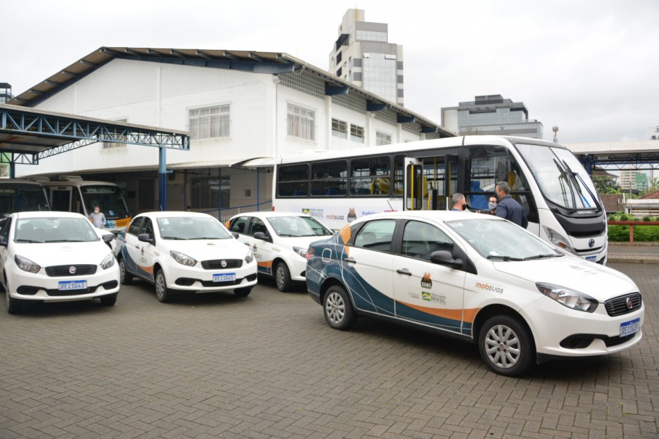 Prefeitura entrega dois carros e um micro-ônibus para a Apae adquiridos com recurso federal