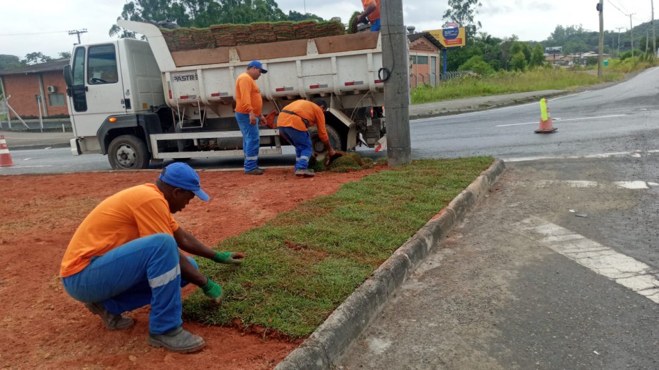 Seurb realiza substituição do gramado em canteiro central do Complexo Badenfurt 