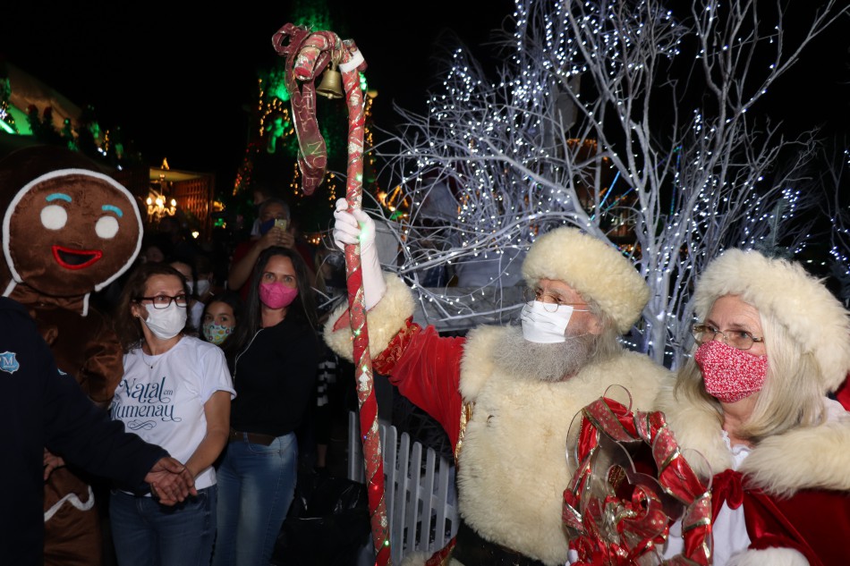 Cerimônia com entrega da chave da cidade para o Papai Noel marca o início do Natal em Blumenau