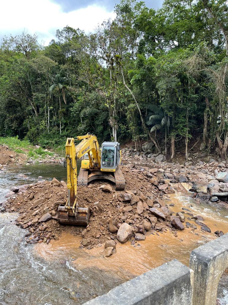 Município inicia enrocamento de pedras em Ponte da Nova Rússia 