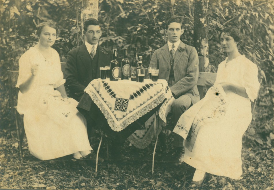 Memória Digital: Esposas e a arte de bordar