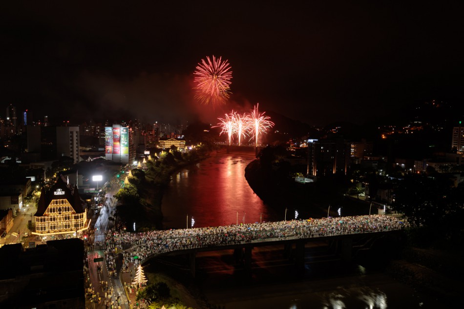 Réveillon em Blumenau reúne multidão na Avenida Beira-Rio