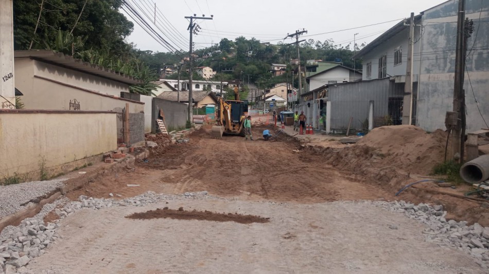 Escavações para macrodrenagem da Rua Araranguá estão em estágio avançado