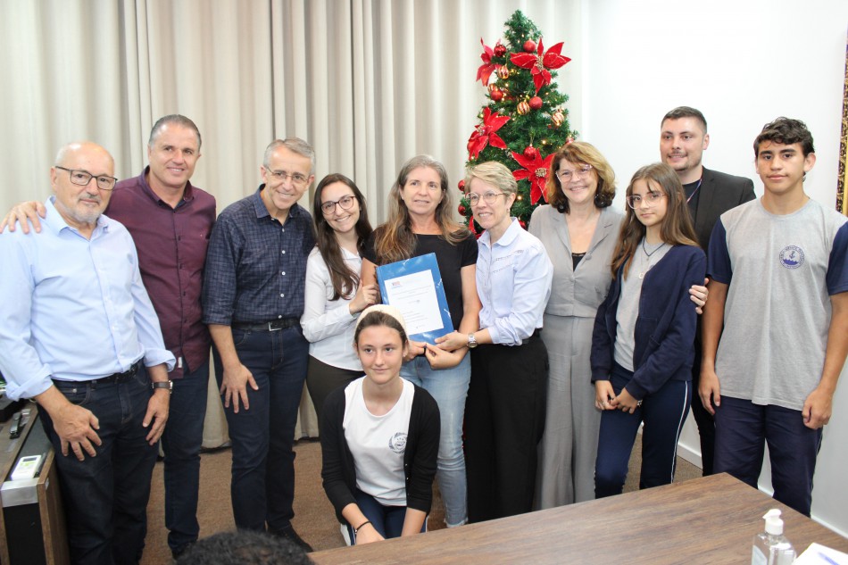 Prefeitura de Blumenau entrega Termo de Quitação de Lotes a sete famílias