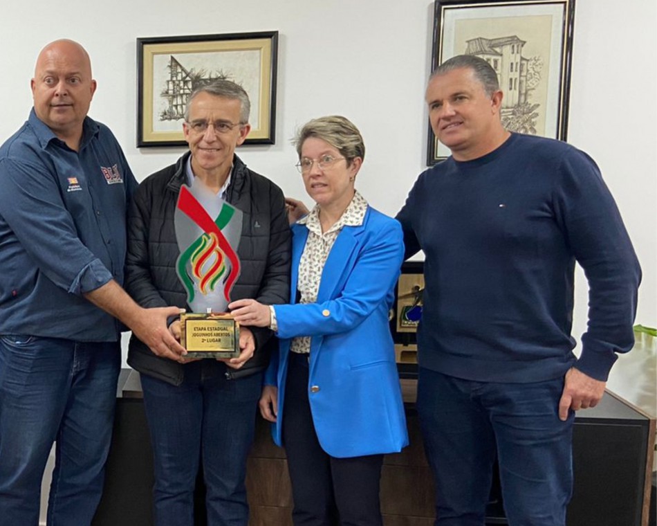 Troféu de vice-campeão dos Joguinhos Abertos de Santa Catarina 2022 chega às mãos do Prefeito Mário Hildebrandt