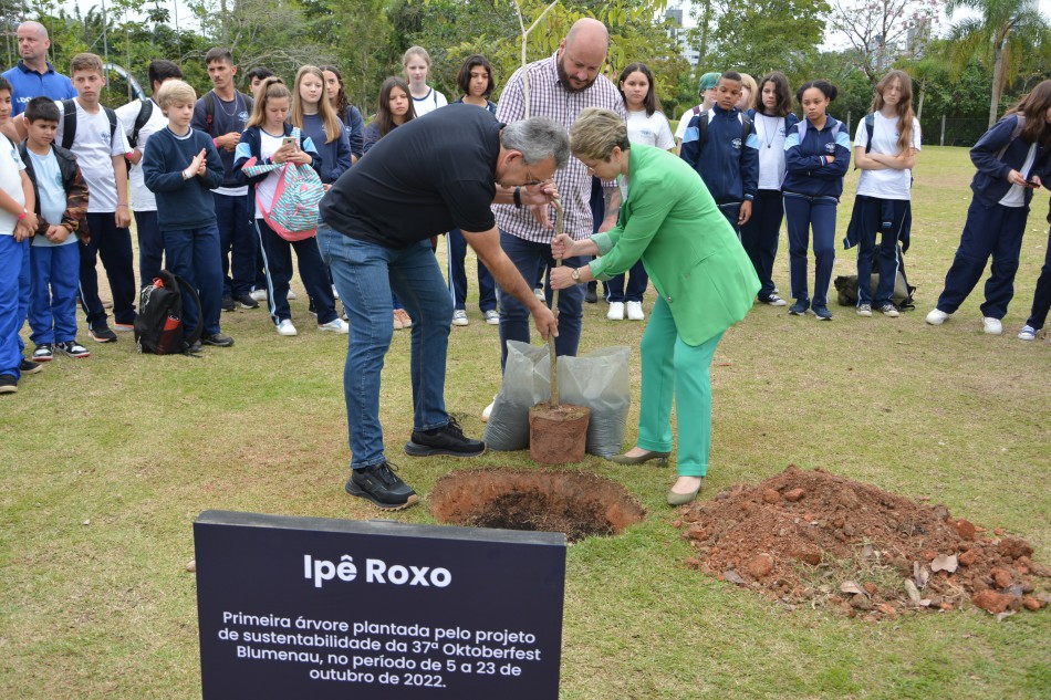 Oktoberfest Blumenau faz o primeiro plantio de árvore de projeto de sustentabilidade