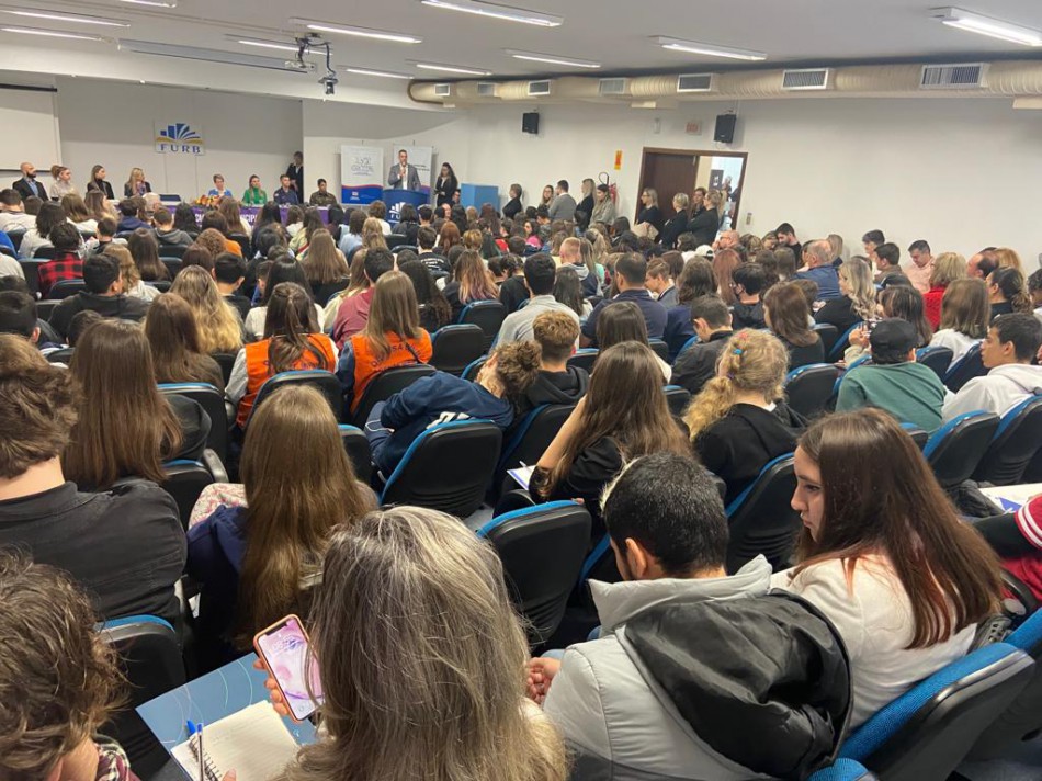 Mais de 220 pessoas participam da IX Conferência Mirim Municipal dos Direitos da Criança e do Adolescente