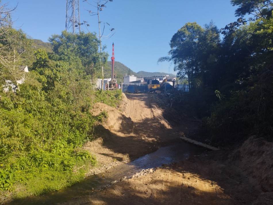 Nova ponte entre as ruas Progresso e Santa Terezinha em fase de escavações