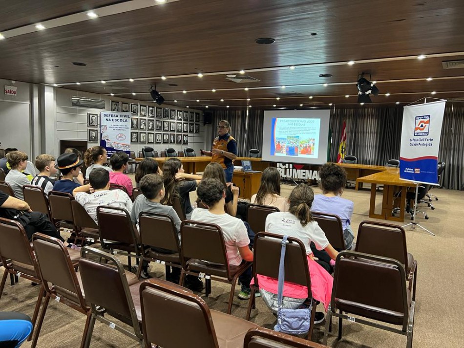 Defesa Civil de Blumenau recebe visita de alunos de Florianópolis 