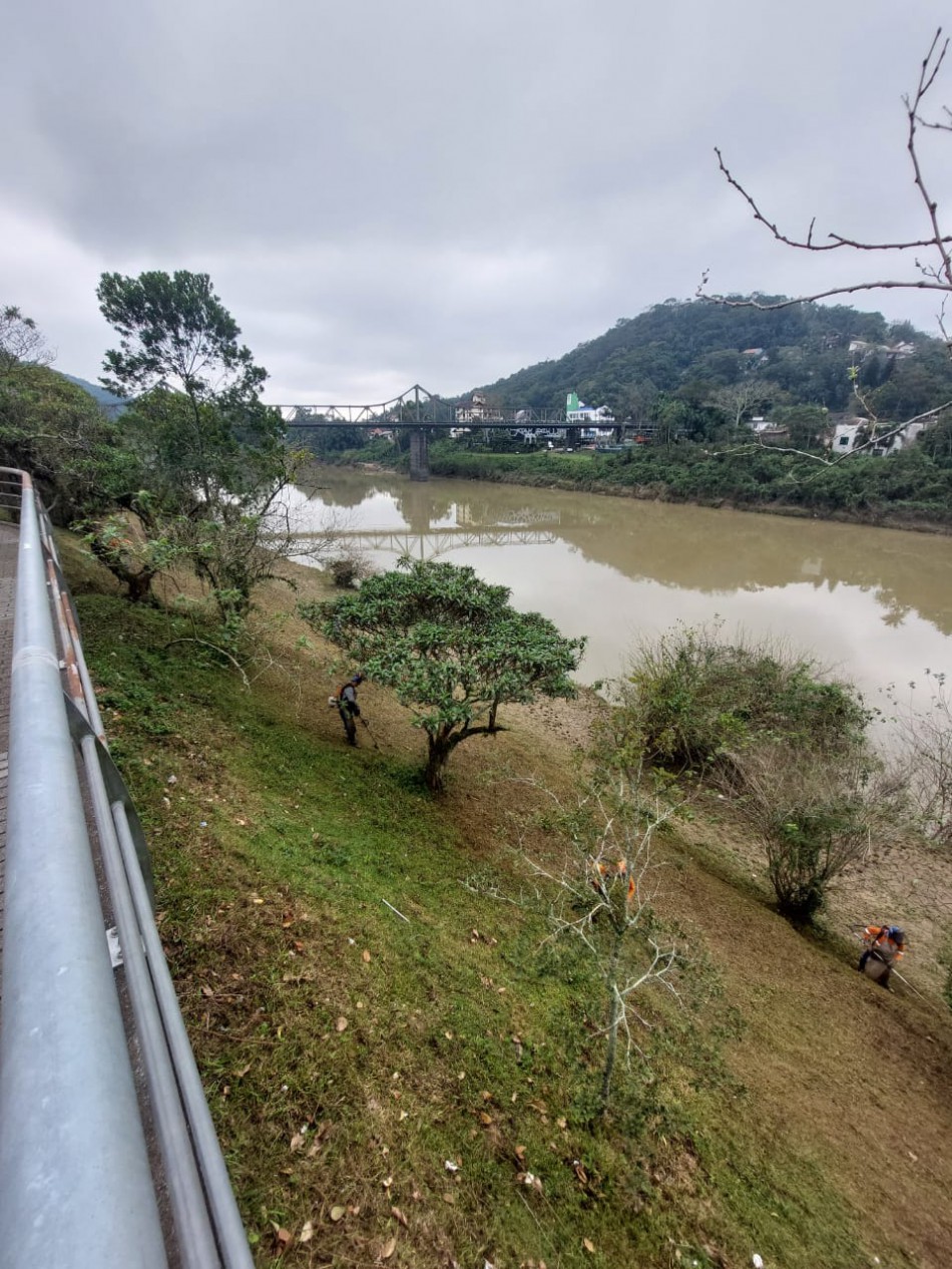 Seurb prossegue com a limpeza de talude da Avenida Beira-Rio