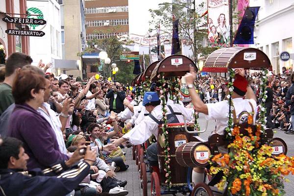 Vai começar a 37ª Oktoberfest Blumenau: saiba como aproveitar a festa