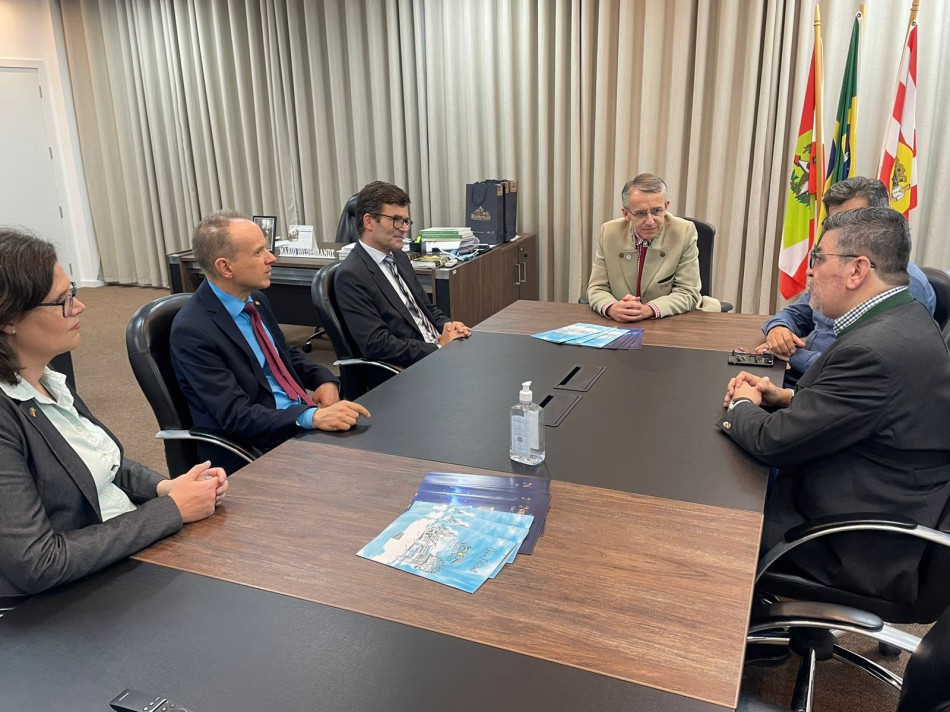 Comitiva alemã participa da assinatura de lei que amplia elo com país dos colonizadores