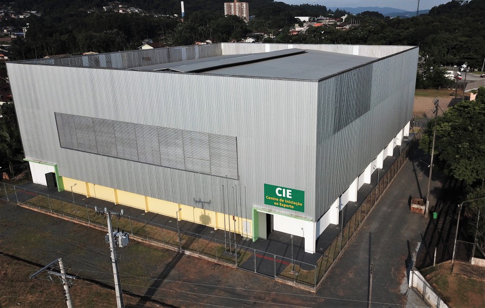 Centro de Iniciação ao Esporte Gerold Wagner é entregue para a comunidade