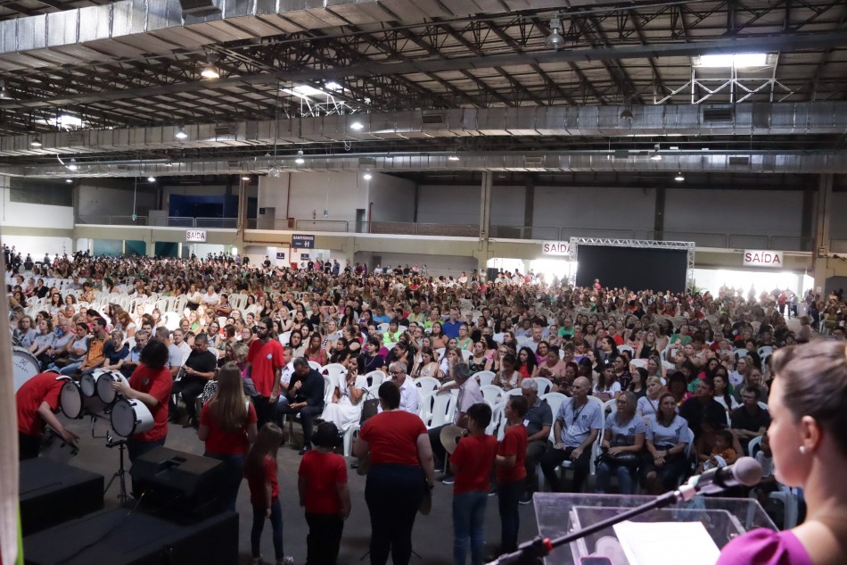 Cerca de 5 mil profissionais da educação são recebidos em cerimônia de abertura do ano letivo