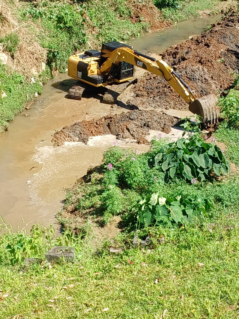 Seurb realiza desassoreamento de ribeirão na Fortaleza e Itoupava Norte 