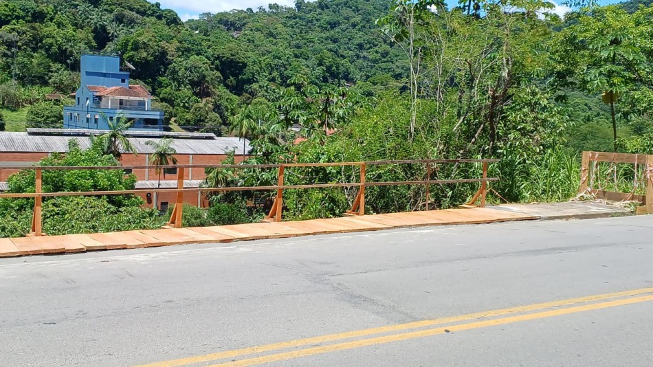Prefeitura conclui passarela de madeira provisória no Progresso