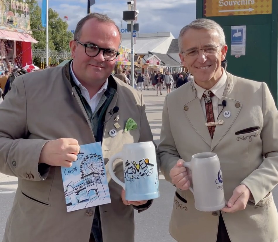 Prefeito de Blumenau e presidente da Oktoberfest de Munique trocam canecos oficiais da Oktoberfest